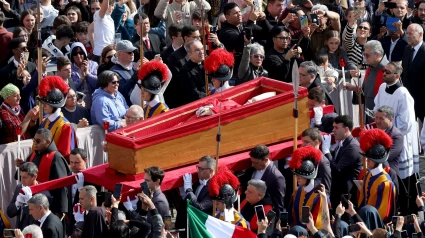Un momento del traslado de los restos mortales del Papa Francisco a San Pedro