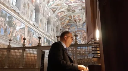 Josep Solé tocando el órgano