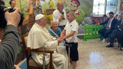 El Papa Francisco saluda a un niño en una de las visitas que realizó a Sor Genovieve