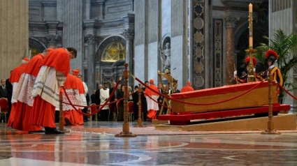 El féretro del Papa en el Vaticano
