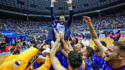 Los jugadores del San Pablo Burgos mantea a su entrenador, Bruno Savignani, para celebrar su regreso a la Liga Endesa