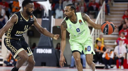 MONACO (Monaco), 23/04/2025.- Alpha Diallo (L) of AS Monaco and Kevin Punter (R) of Barcelona in action during the Euroleague Basketball Playoff Game 1 match between AS Monaco and FC Barcelona at the Louis II stadium, in Monaco, 23 April 2025. (Baloncesto, Euroliga) EFE/EPA/SEBASTIEN NOGIER