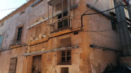 Portada de piedra con escudo de la Casa de los Guevara