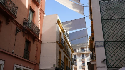 El Ayuntamiento de Sevilla adelanta la instalación de toldos en el centro