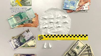 Dosis de cocaína y billetes interceptados a una vendedora.GUARDIA CIVIL