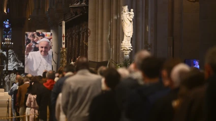 Misa por la memoria del Papa Francisco en la Catedral de Notre Dame