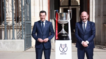El Presidente de la Junta Juanma Moreno con la Copa del Rey que quedará expuesta hasta el sábado en el Palacio de San Telmo