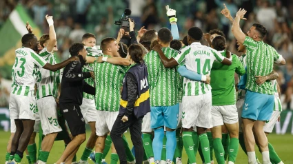 SEVILLA, 24/04/2025.- Los jugadores del Betis celebran la victoria al término del partido de LaLiga de fútbol que Real Betis y Real Valladolid han disputado este jueves en el estadio Benito Villamarín, en Sevilla. EFE/Julio Muñoz