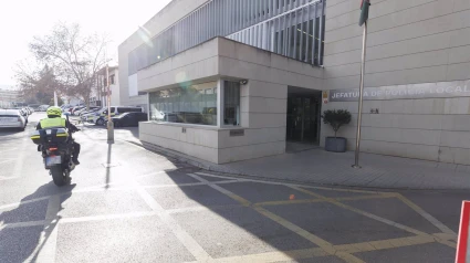 Agentes de la Unidad de Delincuencia Económica y Fiscal (Udef) de la Policía Nacional en las dependencias de la Policía Local de Granada