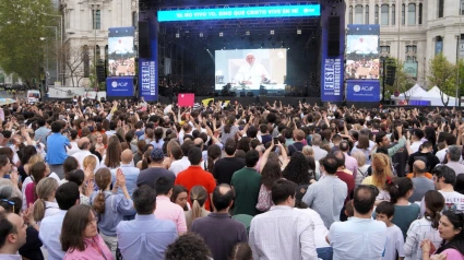 El Papa Francisco en la pantalla del escenario de la Fiesta de la Resurrección 2024