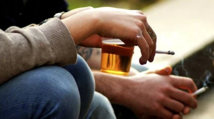 Jóvenes bebiendo alcohol y fumando tabaco