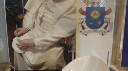 El Papa Fancisco dedica su solideo con destino a Castro Caldelas