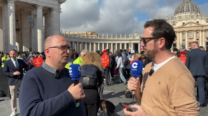 Jorge Bustos, copresentador de 'Mediodía COPE', y Josep Solé Coll, organista titular del Vaticano; en la Plaza San Pedro