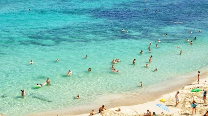 Gente disfrutando de un baño en la playa