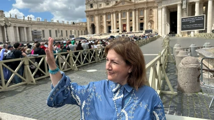 Aurora Viú, de viaje de trabajo en Italia, acaba dando su último adiós al Santo Padre en Roma