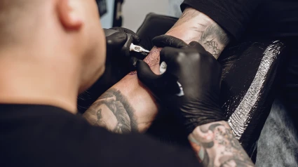 man-doing-tattoo-tattoo-salon