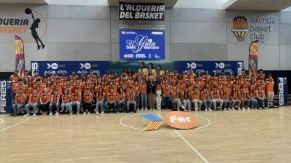 Los atletas del Proyecto FER posan alrededor del gran mecenas, Juan Roig