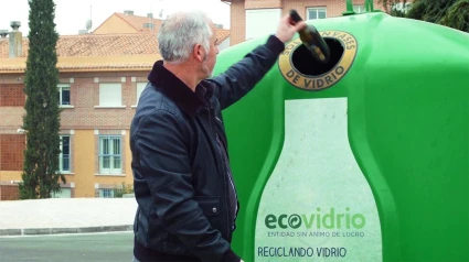 Un ciudadano reciclando vidrio