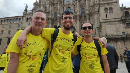 Budy completó el camino guiado por sus compañeros y tirando del carro de otro joven con discapacidad