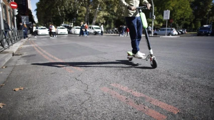 Imagen de archivo de un patinete eléctrico en circulación