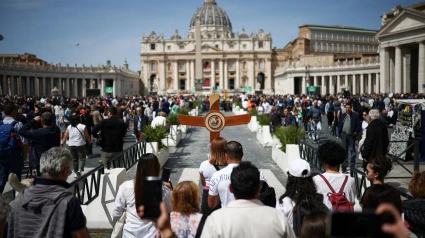 Miles de fieles se congregan en la Plaza de San Pedro, Roma, para dar su último adiós al Papa Francisco