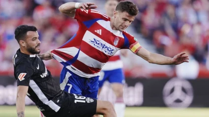 Álex Martín sujeta a Lucas Boyé en una acción del partido