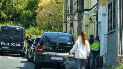 Varios vehículos policiales en las viviendas de San Pablo durante las deten ciones a finales de mayo de 2024