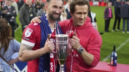 El actor Ryan Reynolds posa con uno de los jugadores del Wrexham.