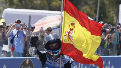 Álex Márquez celebra con la bandera española la victoria en Jerez y su liderato en MotoGP.