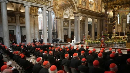 Un grupo de cardenales reza ante la tumba del papa Francisco