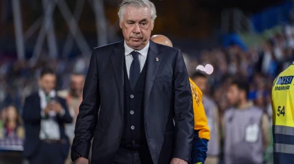 Carlo Ancelotti se dirige hacia el banquillo del Real Madrid antes de un partido
