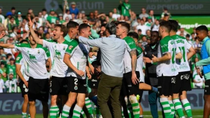 Los jugadores del Racing de Santander celebran la victoria con su afición