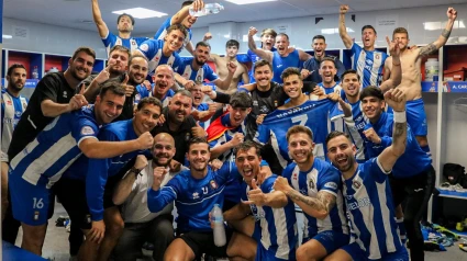 Celebración del CF Lorca Deportiva en el vestuario del Artés Carrasco