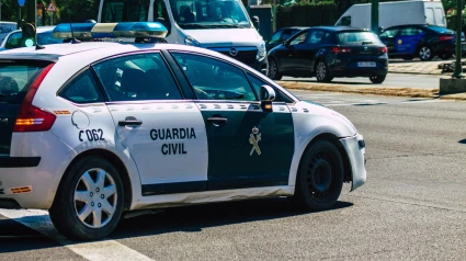 Coche de Guardia Civil patrullando las calles de Sevilla