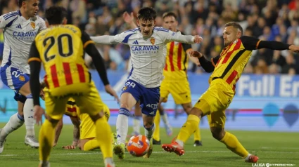 Pau Sans, principal novedad en el once inicial zaragocista, intenta superar a los defensas oscenses