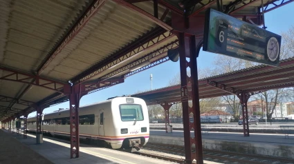 Foto de archivo de un tren regional de Renfe en la estación de Ferrol