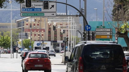 Semáforos apagados en toda la ciudad en la Avenida Primero de Mayo de Murcia durante un apagón