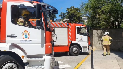 Bomberos actuando en el supermercado de la Avenida de Galicia de Ribadeo
