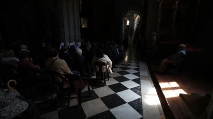 La Catedral de Oviedo, sin luz durante el funeral por el Papa Francisco, tras el apagón sufrido por toda España este 28 de abril