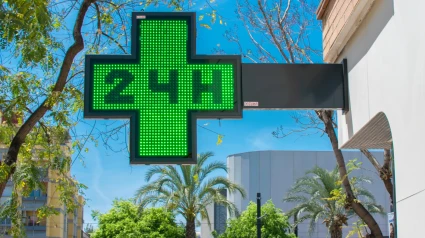 Letrero verde de farmacia médica 24 horas durante el día. Farmacia abierta 24 horas en Murcia.