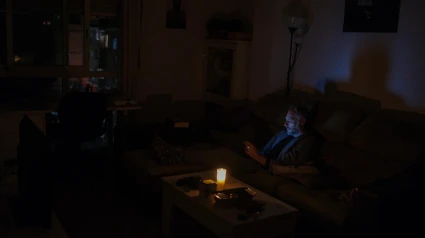 Un vecino de Elche se ilumina con una vela durante el apagón eléctrico que se ha producido hoy lunes en la Península Ibérica