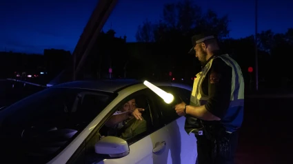 Un Policía Municipal de Madrid atiende a un conductor durante el apagón masivo del sistema eléctrico ocurrido este lunes en la Península Ibérica