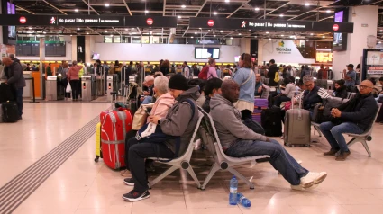 Pasajeros empezando a pasar la noche en la estación Sants