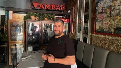 Carlos en su restaurante a oscuras