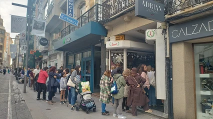 Cola en un establecimiento de aparatos electrónicos