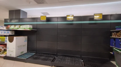 Estantería vacía del papel higiénico en un supermercado de A Coruña