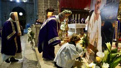 Tras el apagón, la Catedral de Valladolid acogió la misa funeral por el Papa Francisco: “La luz que se mantiene en la fragilidad”