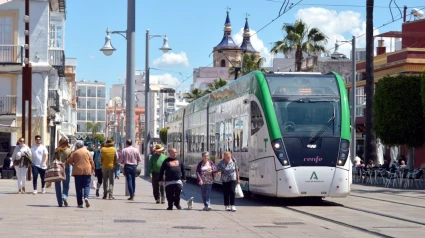 El Trambahía a su paso por la Calle Real en San Fernando