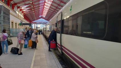 Usuarios entrando al tren con destino a Madrid