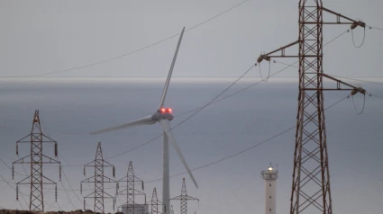 El apagón que este lunes dejó sin luz a la mayor parte de la España peninsular no ha tenido incidencias en las redes eléctricas de Canarias, aisladas de la Península, pero sí se ha notado en importantes distorsiones en las redes de telecomunicaciones.
